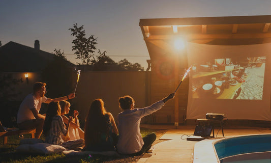 Handleiding voor een buitenbioscoop: Zo tover je met een beamer en speaker je achtertuin om tot filmparadijs