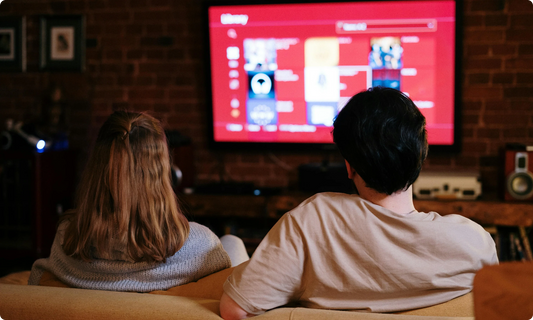 Valentinstag Zuhause: Wie ein Beamer und eine Soundbar das Wohnzimmer verwandeln